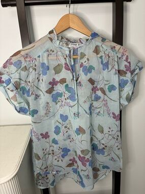 Light Blue Floral Short-Sleeve Blouse by Judy Bond. Vintage vibes. Size 12.